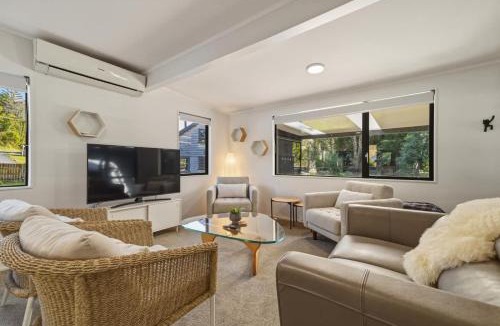 Lake Okareka House | Amalia Cottage - Lake Okareka Huge Covered Deck Sleeps 4