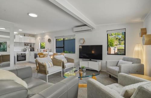 Lake Okareka House | Amalia Cottage - Lake Okareka Huge Covered Deck Sleeps 4