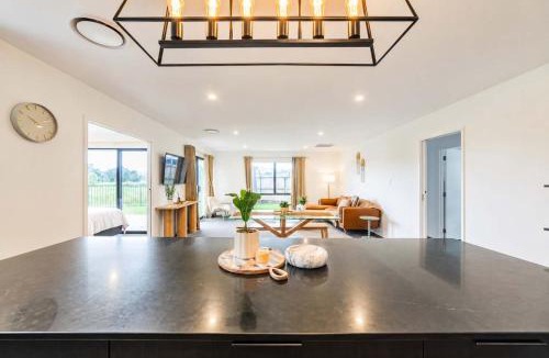 Hoon Hay House | Family Retreat with Spa Games and Sunshine