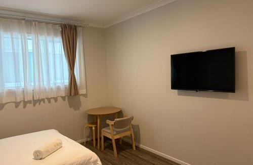 Kawaha Point Hotel | Quality Hotel Rooms with 1, 2, 3 or 4 Double Beds