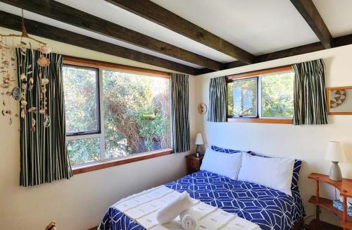 Hahei House | Classic Kiwi Oceanview Bach
