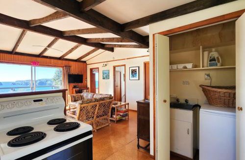 Hahei House | Classic Kiwi Oceanview Bach