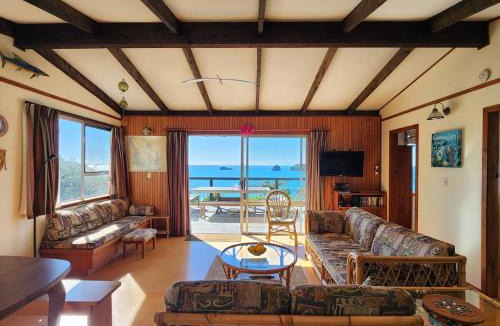 Hahei House | Classic Kiwi Oceanview Bach