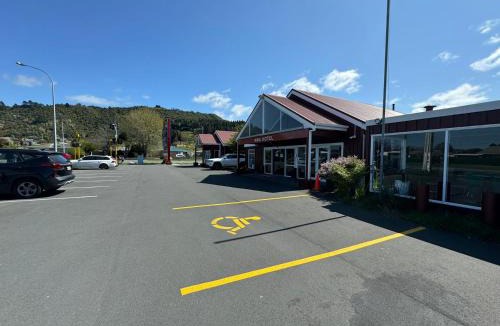 Kawaha Point Hotel | Hotel Rooms for 1, 2, 3, 4, 6 or 7 persons