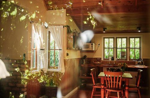 Helensville Hotel | Vineyard Cottages - Kumeu