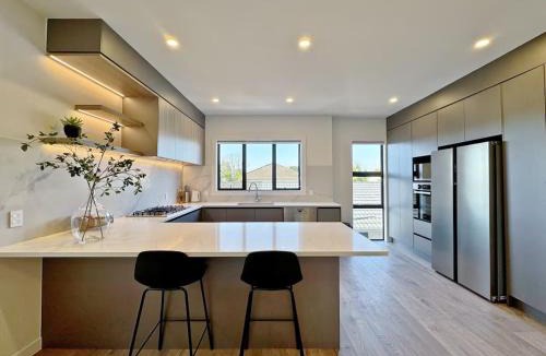 Greenlane Apartment | Modern Group-Friendly Townhouse in Auckland