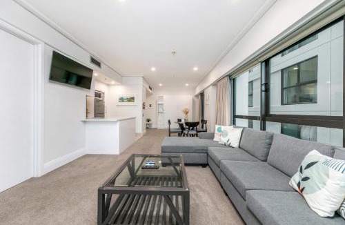 Auckland Central Business District Apartment | Sunlit Corner Apartment w/Harbour Views