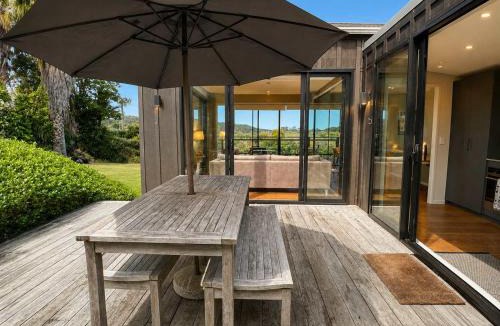 Onetangi House | Art Lovers Retreat - Stay Waiheke
