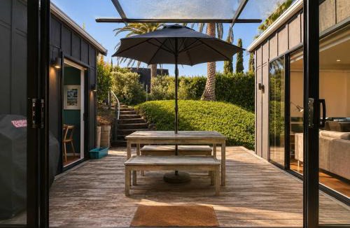 Onetangi House | Art Lovers Retreat - Stay Waiheke