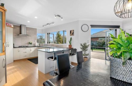 Kawaha Point House | Zodiac Bay Lake Retreat Rotorua