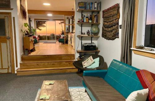 Hokitika House | Kahu's Nest - Absolute Beachfront Retreat