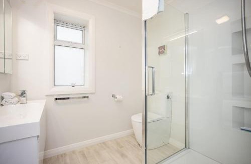 Dunedin City Centre Apartment | The Deco View- Warm Art Deco Apartment with Garage
