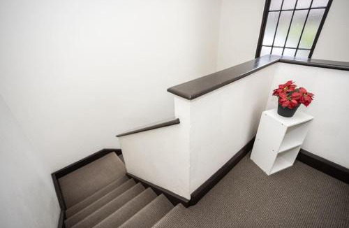 Dunedin City Centre Apartment | The Deco View- Warm Art Deco Apartment with Garage
