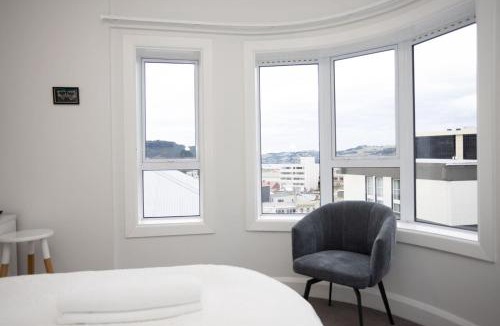 Dunedin City Centre Apartment | The Deco View- Warm Art Deco Apartment with Garage