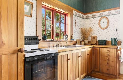 Taumarunui Bed & Breakfast | The Historic Railway Cottage