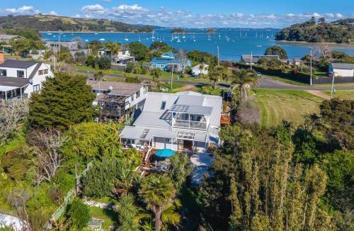 Surfdale House | Shelly Beach Cottage Sunny Coastal Stay
