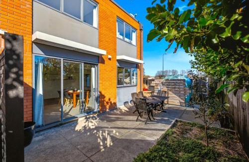 Spreydon House | 3BRD large family house in Spreydon - 5 mins drive to CBD