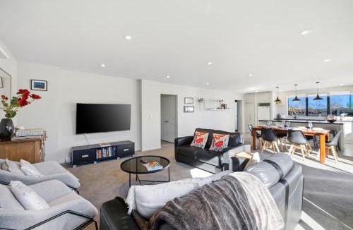 Spreydon House | 3BRD large family house in Spreydon - 5 mins drive to CBD