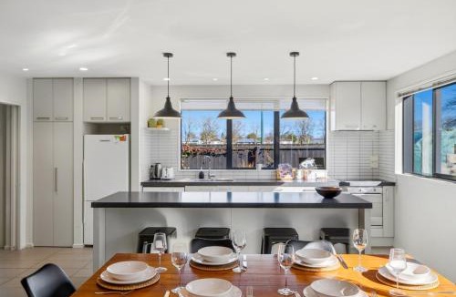 Spreydon House | 3BRD large family house in Spreydon - 5 mins drive to CBD