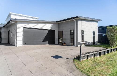 Papamoa Beach House | Sun Kissed Stays - Pet Friendly