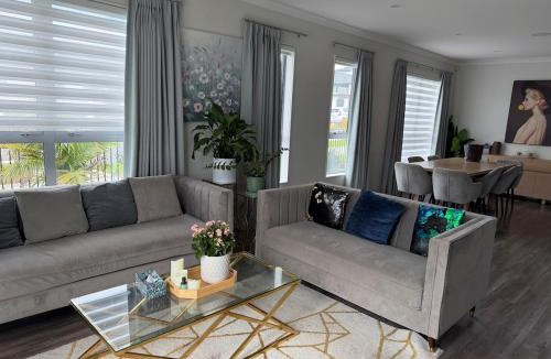 Auckland House | Private 5-6 Bedroom House in Flatbush
