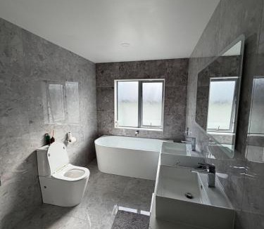 Auckland House | Private 5-6 Bedroom House in Flatbush