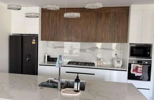 Auckland House | Private 5-6 Bedroom House in Flatbush