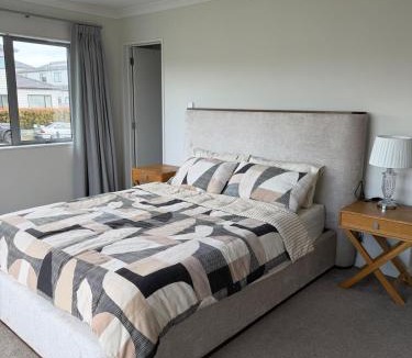 Auckland House | Private 5-6 Bedroom House in Flatbush