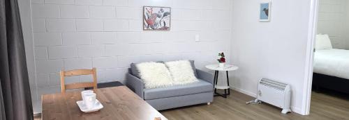 Epsom Hotel | Freshly Renovated 1BDR with Parking in Epsom