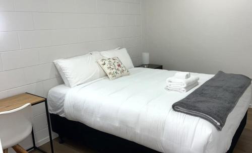 Epsom Hotel | Freshly Renovated 1BDR with Parking in Epsom
