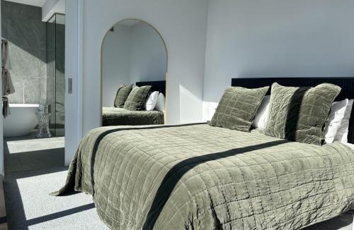Auckland Central Business District House | High-Rise Luxury Stay with Harbour Views at 51 Albert Street