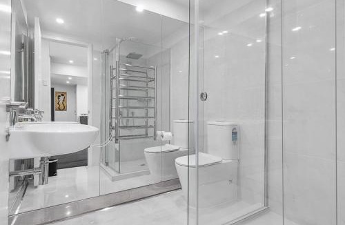 Auckland Central Business District Apartment | QV Stays Upscale Modern Viaduct Haven