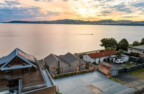 Hilltop House | Roam Taupo Lake Front Unit 1 - Spa Pool