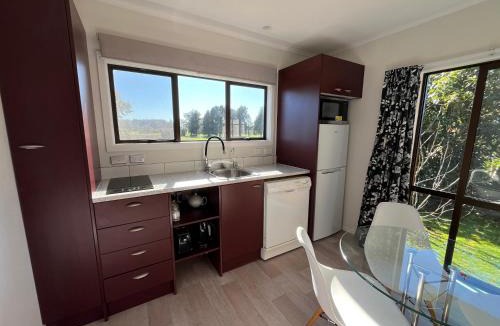 Te Awamutu House | Berry View Cottage- Mid Waitomo & Hobbiton