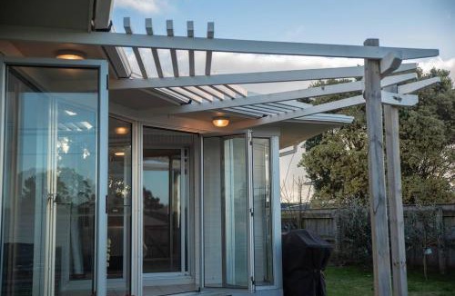 Oakura House | Salt House - Walk to Surf - Sleeps 8