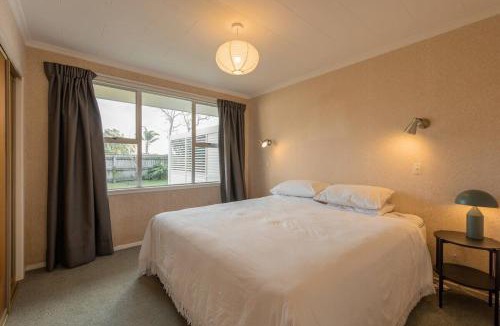 Oakura House | Salt House - Walk to Surf - Sleeps 8