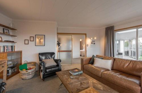 Oakura House | Salt House - Walk to Surf - Sleeps 8