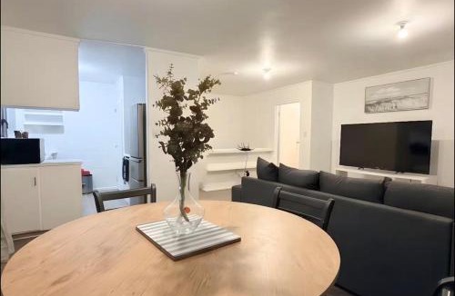 Kelston House | 3BRM House in Auckland - Walk to Train, Lynn Mall and Westgate