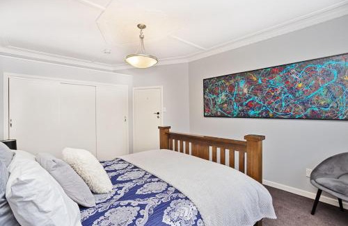 Invercargill House | Avenal Retreat - Character Home Near Queens Park