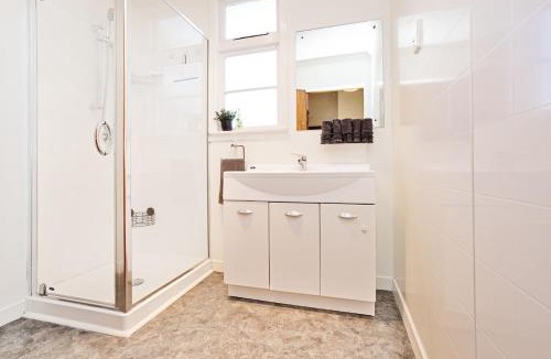Invercargill House | Avenal Retreat - Character Home Near Queens Park