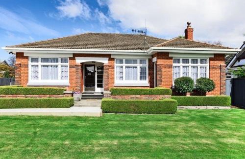 Invercargill House | Avenal Retreat - Character Home Near Queens Park