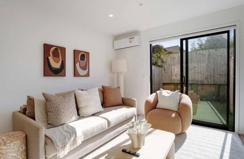 Te Atatu Peninsula House | Modern Te Atatu Sanctuary - Air-con and Sofa Bed