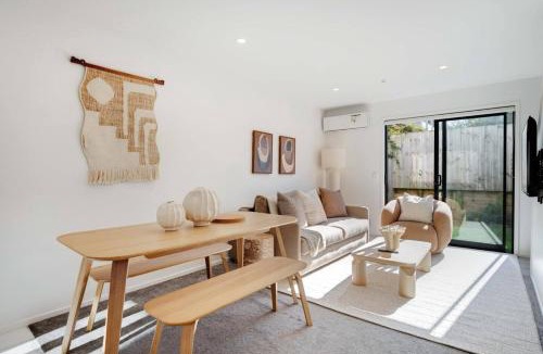 Te Atatu Peninsula House | Modern Te Atatu Sanctuary - Air-con and Sofa Bed
