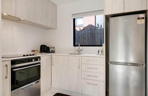 Te Atatu Peninsula House | Modern Te Atatu Sanctuary - Air-con and Sofa Bed