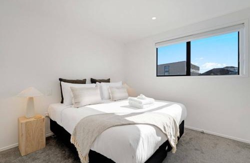 Te Atatu Peninsula House | Modern Te Atatu Sanctuary - Air-con and Sofa Bed