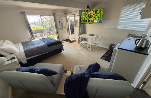Unsworth Heights Apartment | Private Sunny Studio with Garden and Covered Patio