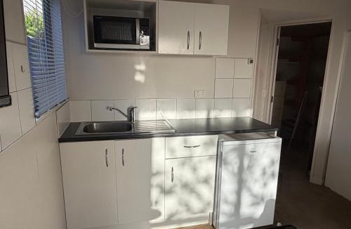 Unsworth Heights Apartment | Private Sunny Studio with Garden and Covered Patio