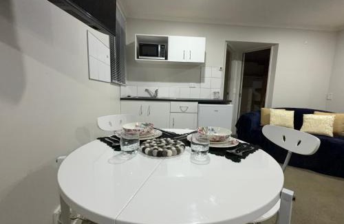 Unsworth Heights Apartment | Private Sunny Studio with Garden and Covered Patio