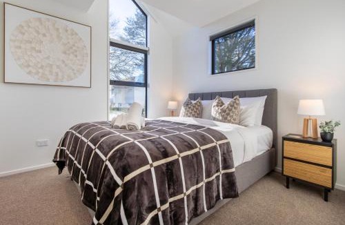 Merivale Apartment | Peaceful Merivale Hideaway - Parkside & Parking