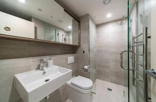Arthur's Point Apartment | Modern Apartment with Mountain Views-free parking